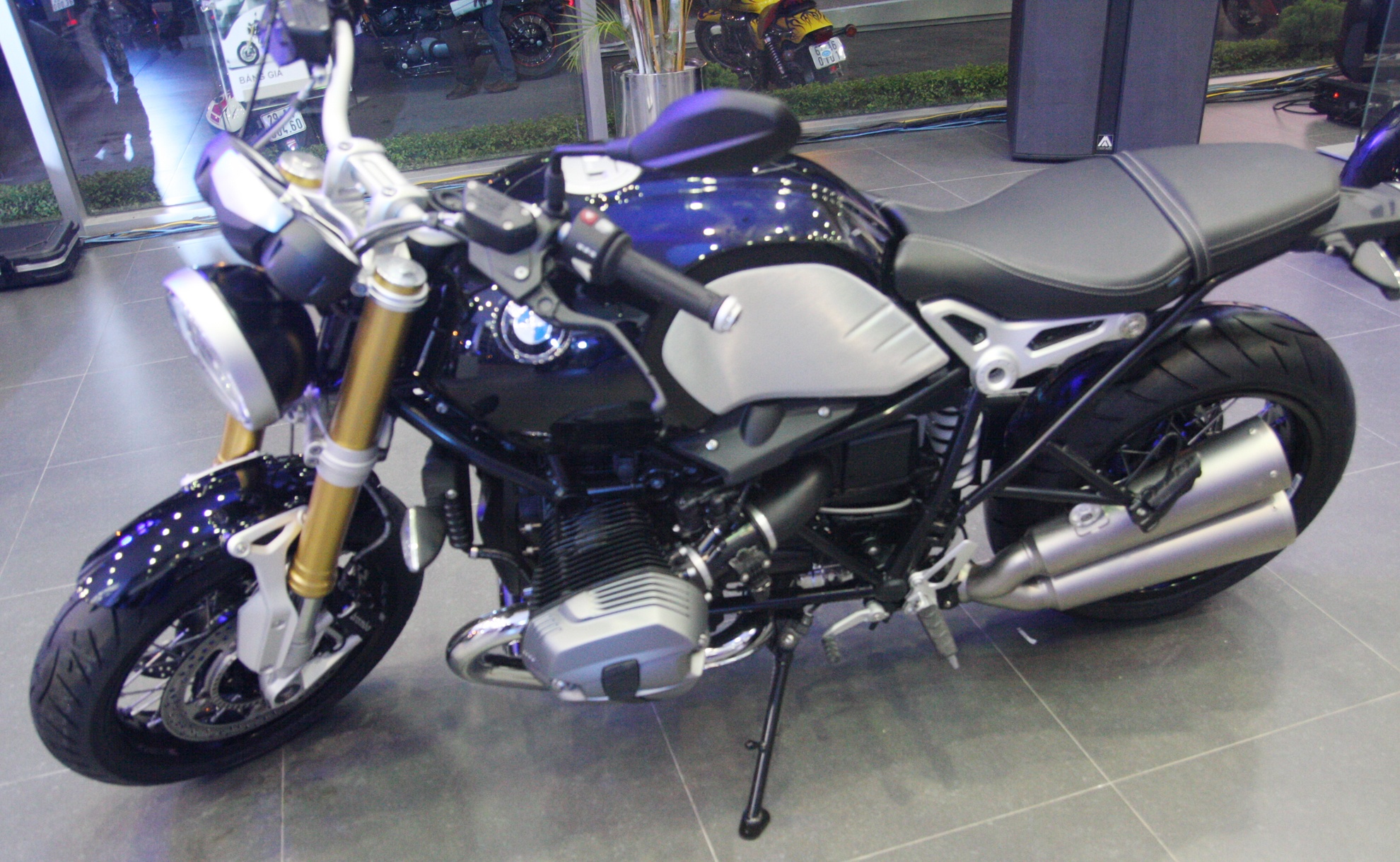 Anh moto cho dan choi BMW R nineT gia gan 600 trieu o VN hinh anh