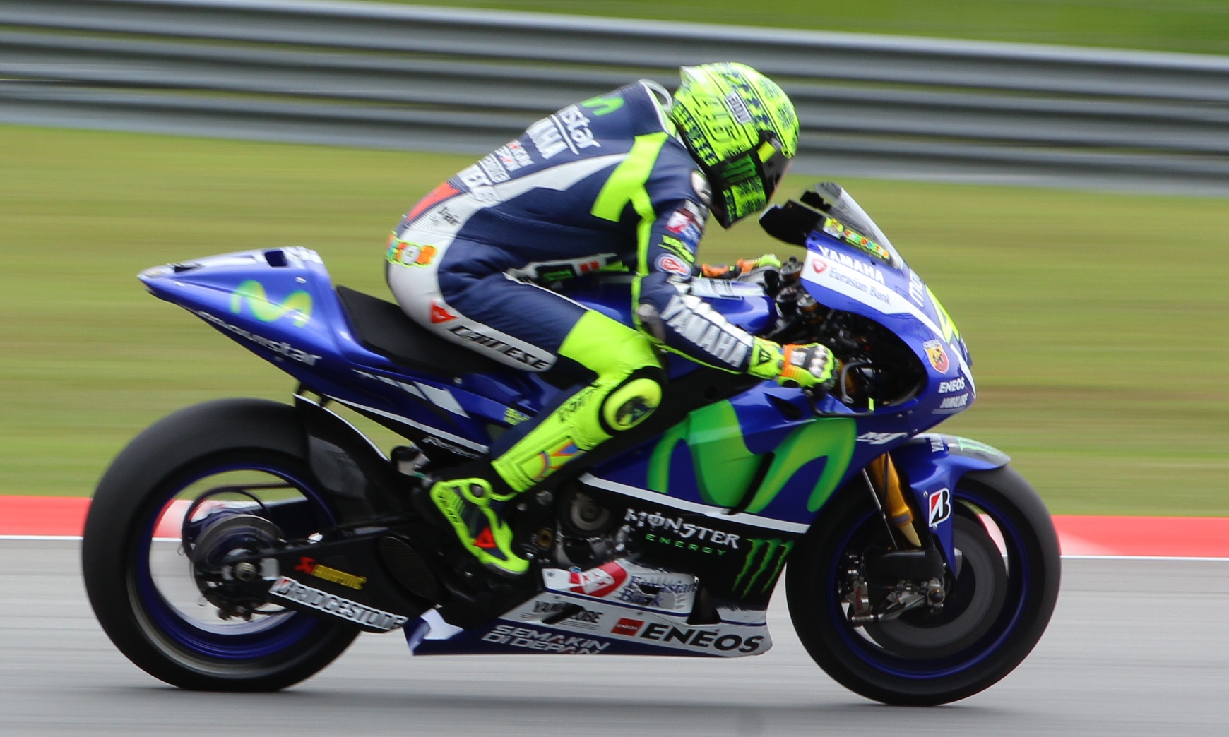 Valentino Rossi cam cuong Yamaha M1 2015 o truong dua Sepang hinh anh