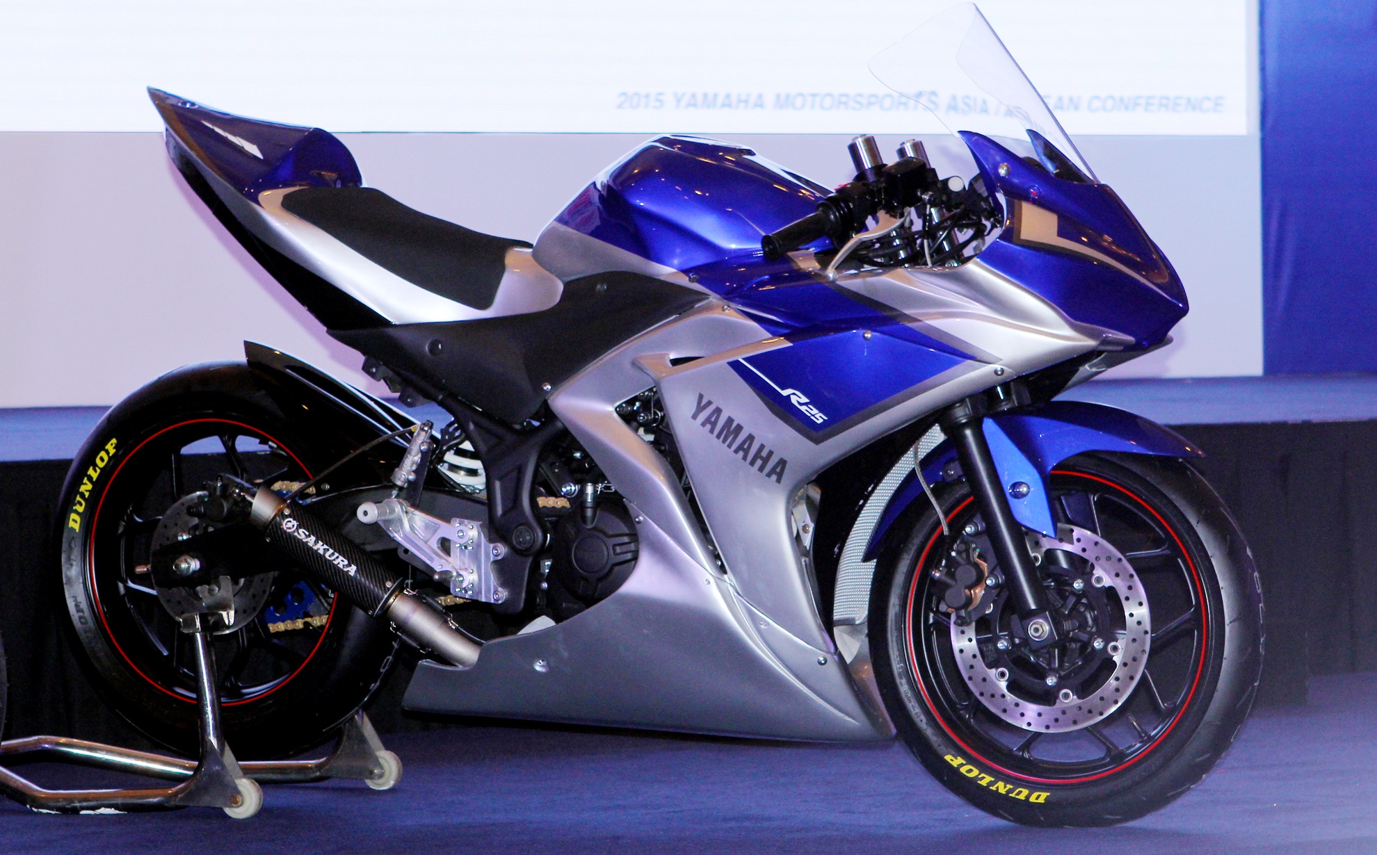 Yamaha R25 phien ban xe dua MotoGP hinh anh
