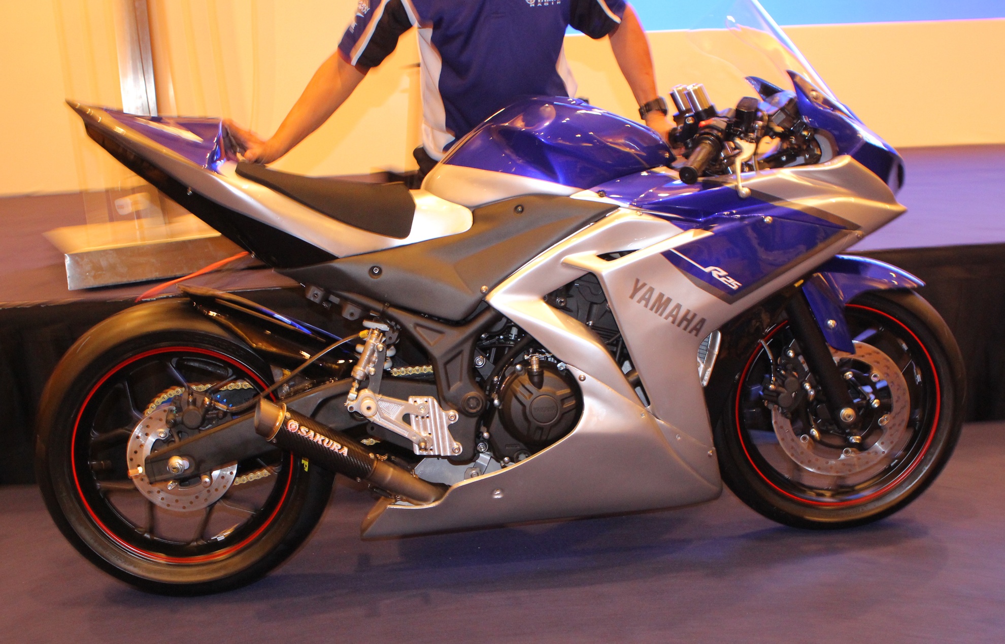 Clip chi tiet Yamaha R25 phien ban xe dua hinh anh