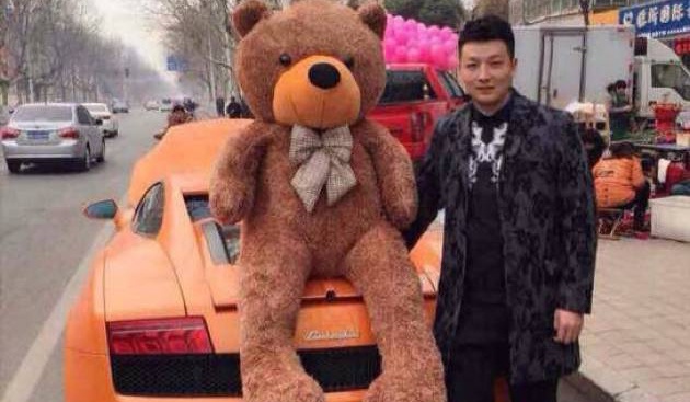 Cau hon ban gai bang Lamborghini cho gau bong va hoa hong hinh anh