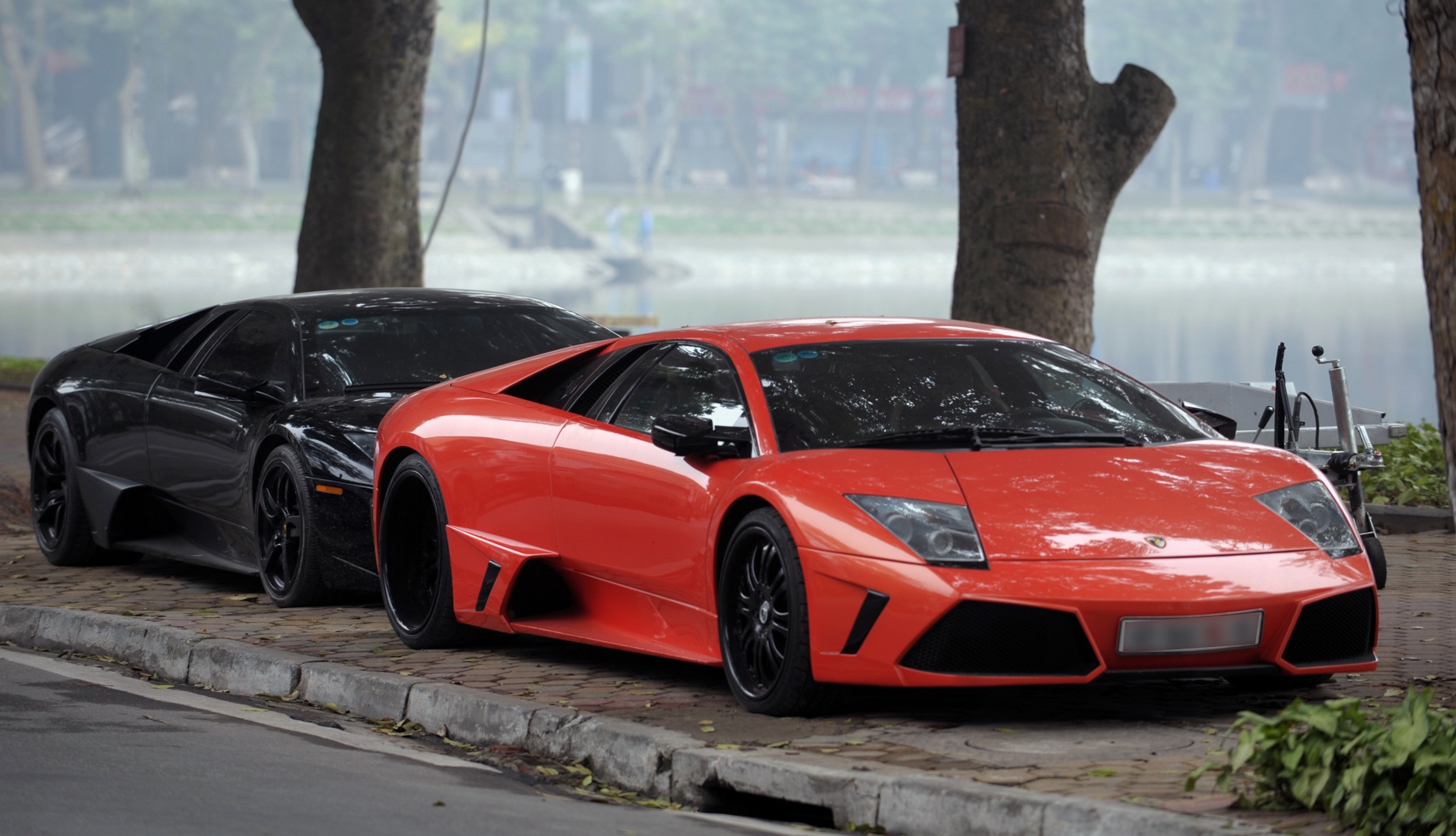 Dai gia Ha Noi khoe dan sieu xe Lamborghini giua pho hinh anh