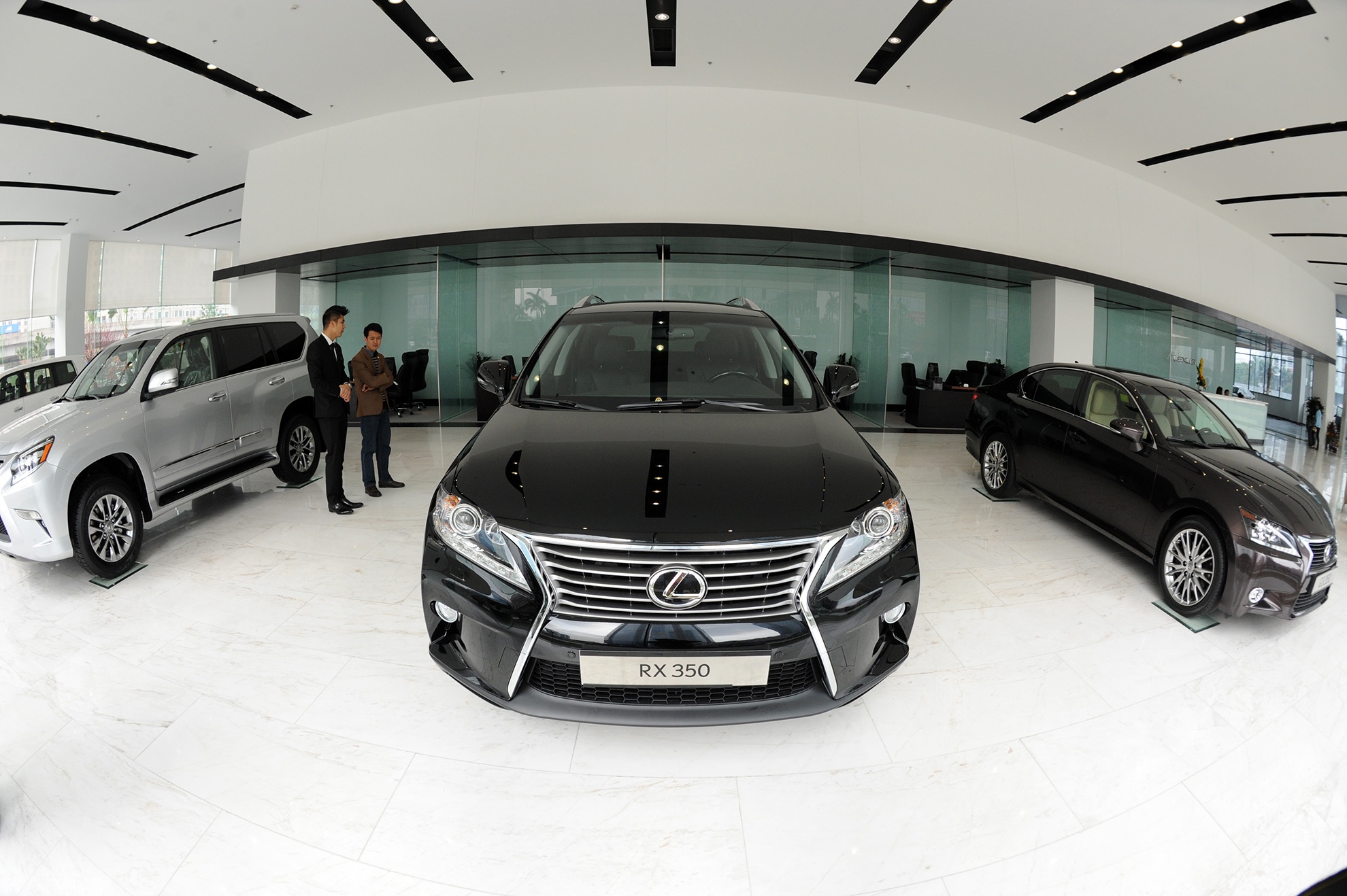 Anh chi tiet showroom hon 160 ty dong cua Lexus o Ha Noi hinh anh
