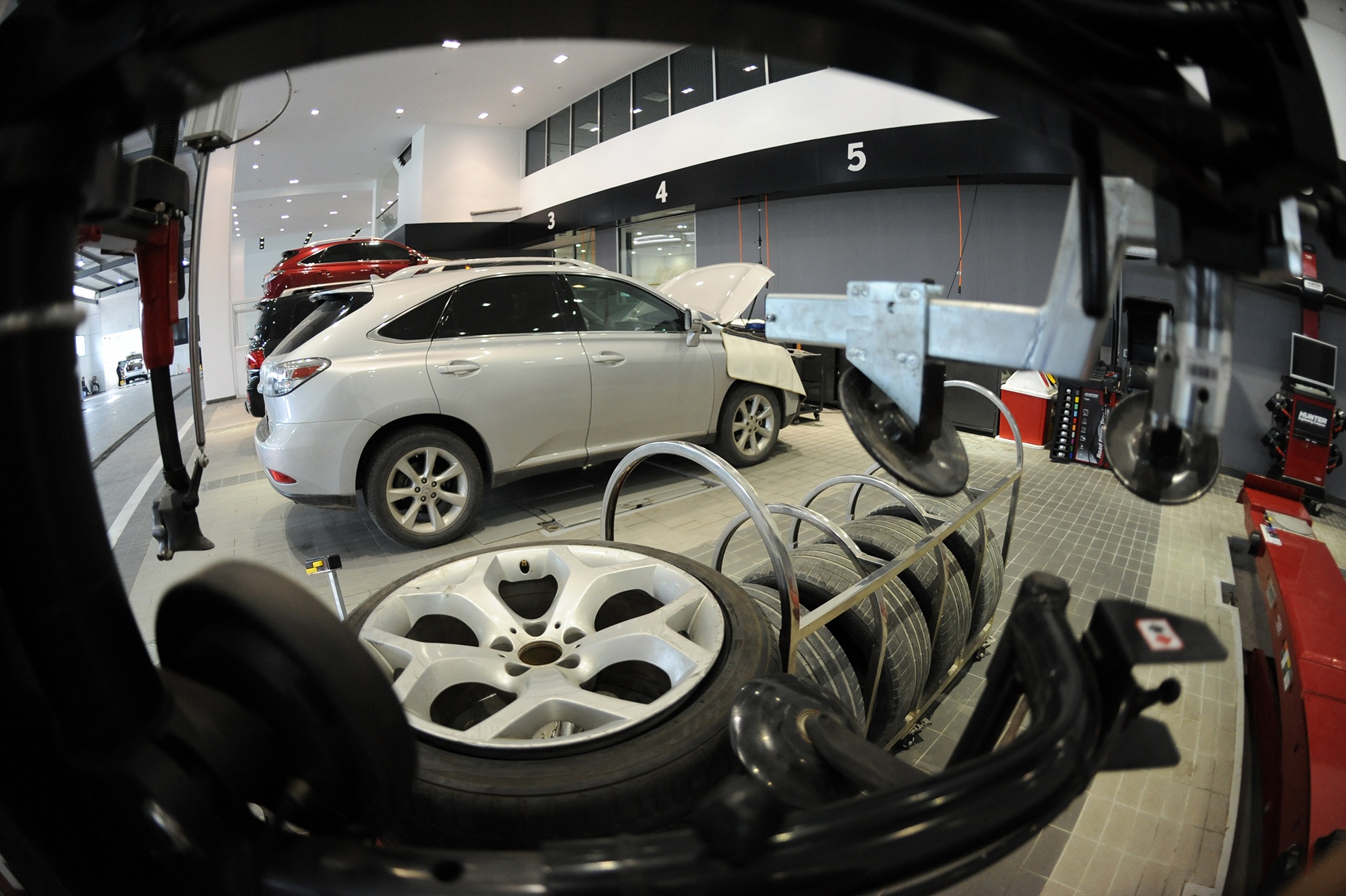 Các xe Lexus chính hãng được bảo hành 3 năm không giới hạn km cùng chế độ bảo dưỡng miễn phí 3 năm - đây được xem là chế độ ưu đãi lớn, tiết kiệm tài chính tốt cho người dùng. 