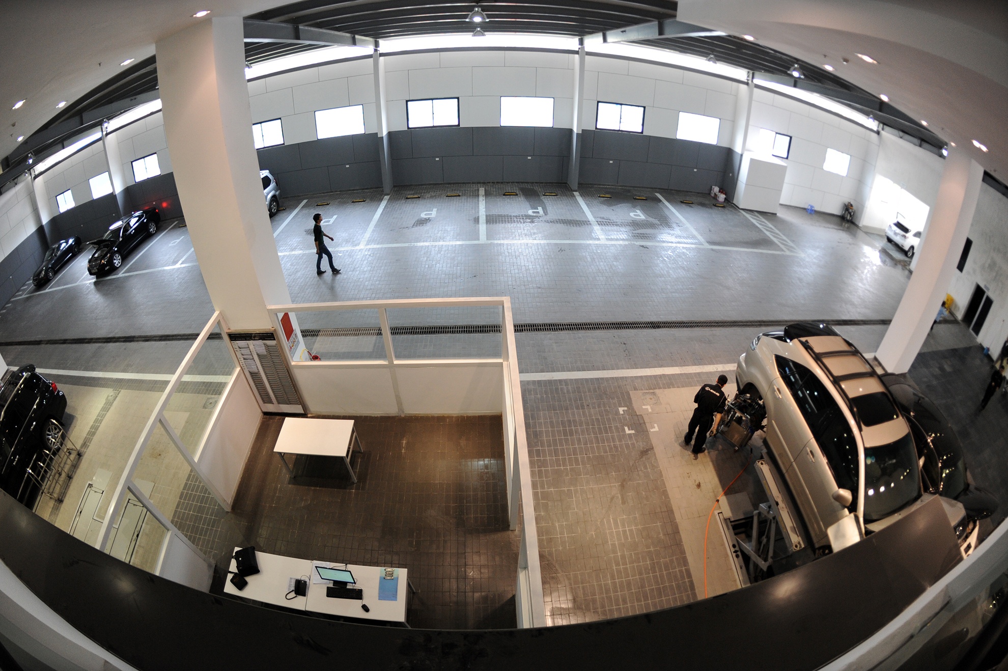 Phía sau phòng trưng bày là khu sửa chữa nhanh, máy móc động cơ.