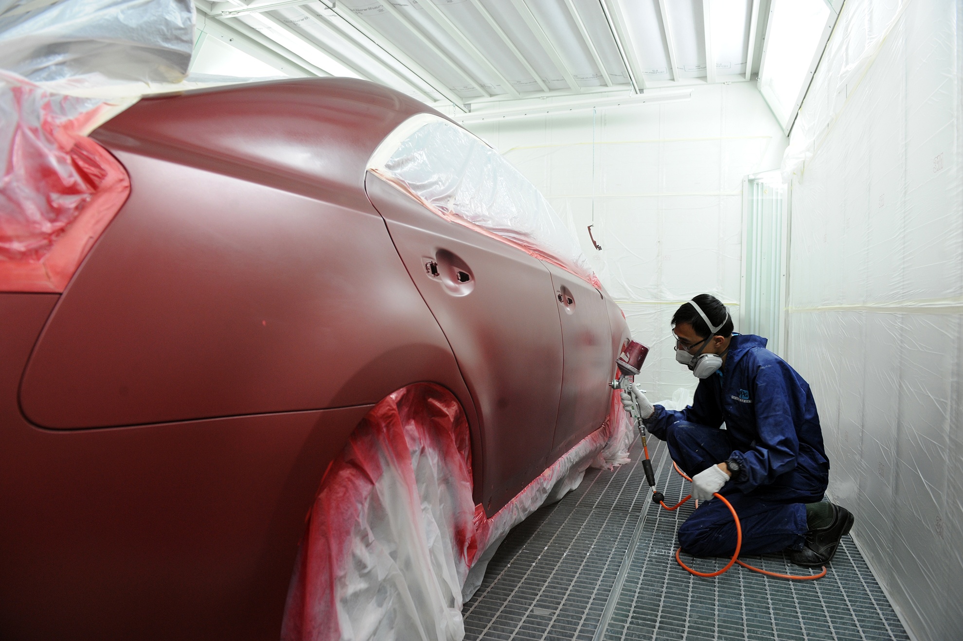 Khu vực buồng sơn có thể đáp ứng việc sơn lại toàn bộ hay một phần thân vỏ theo nhu cầu của khách hàng.