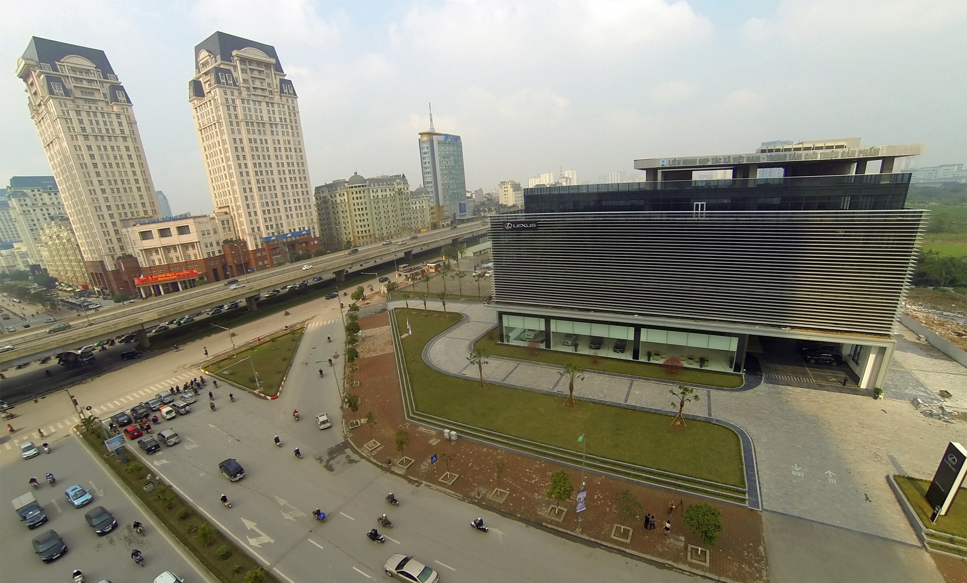 Showroom Lexus tại Hà Nội lấy tên là Lexus Thăng Long với ý nghĩa mang nét văn hóa truyền thống thủ đô. Ttổng vốn đầu tư xây dựng đại lý này vào khoảng <abbr class=