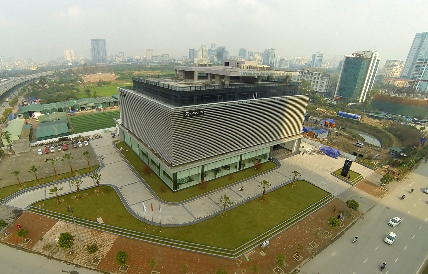 Showroom Lexus Thang Long nhin tu camera bay hinh anh