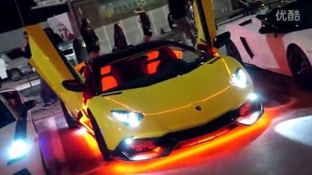 Những siêu xe đắt tiền trở nên rực sáng trong bóng đêm.