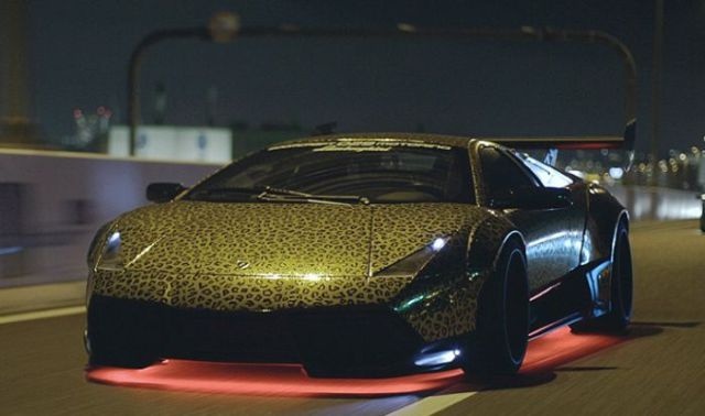 Một chiếc Lamborghini màu da báo kèm đèn gầm độc đáo.