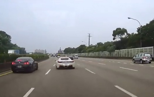 Ferrari 458 Spider tat dau Nissan GT-R hinh anh