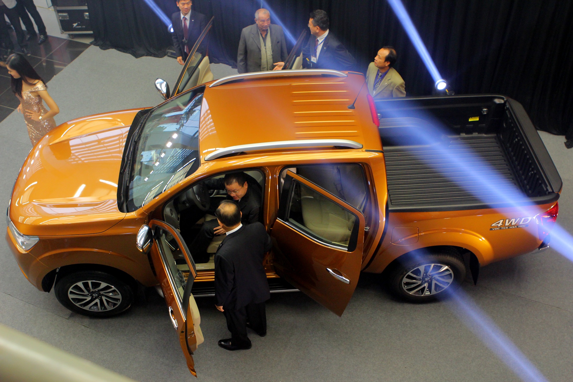 Nissan Navara 2015 ra mat voi gia tu 645 trieu dong hinh anh