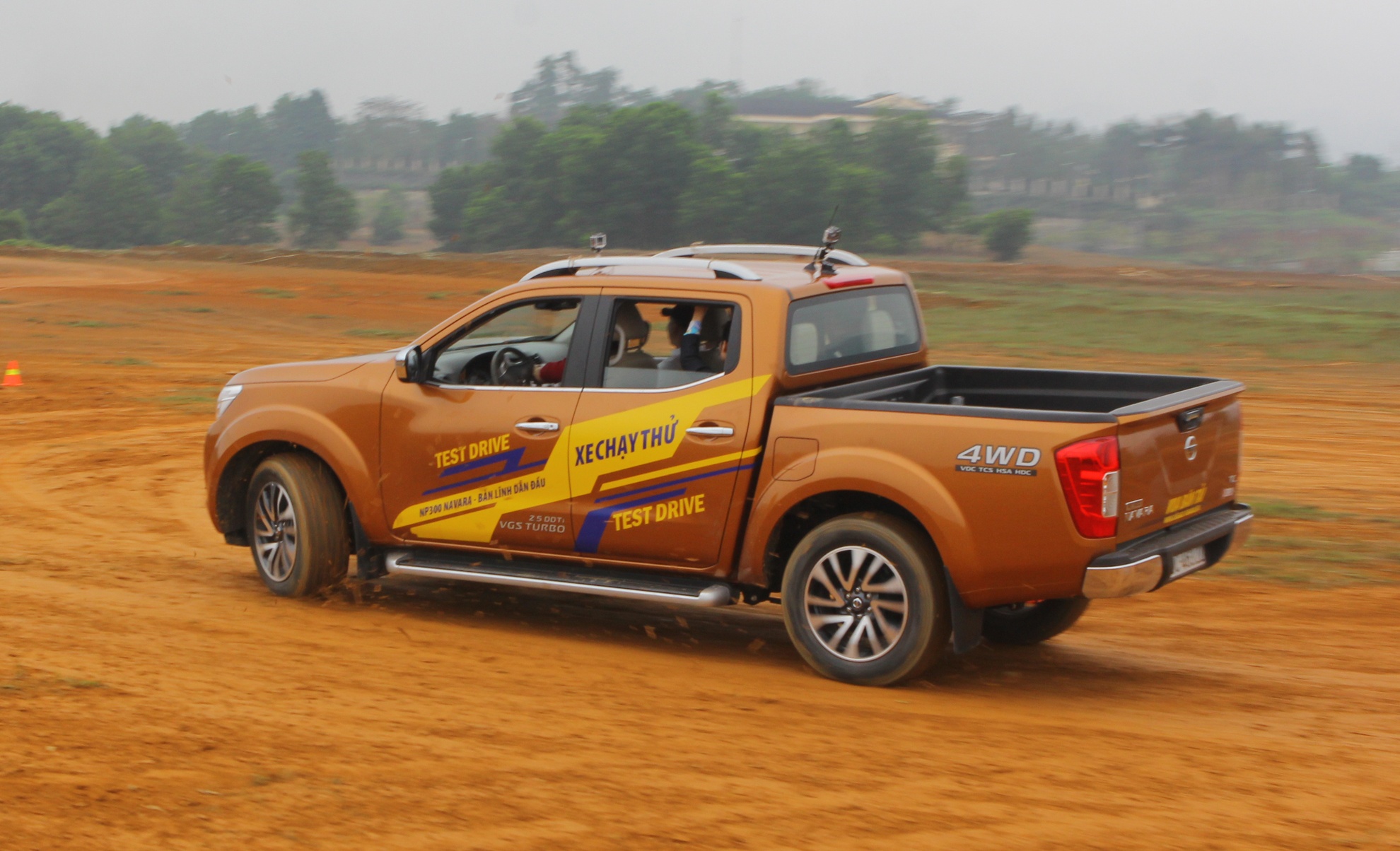 Trai nghiem Nissan Navara NP300 2015 o Dong Mo hinh anh