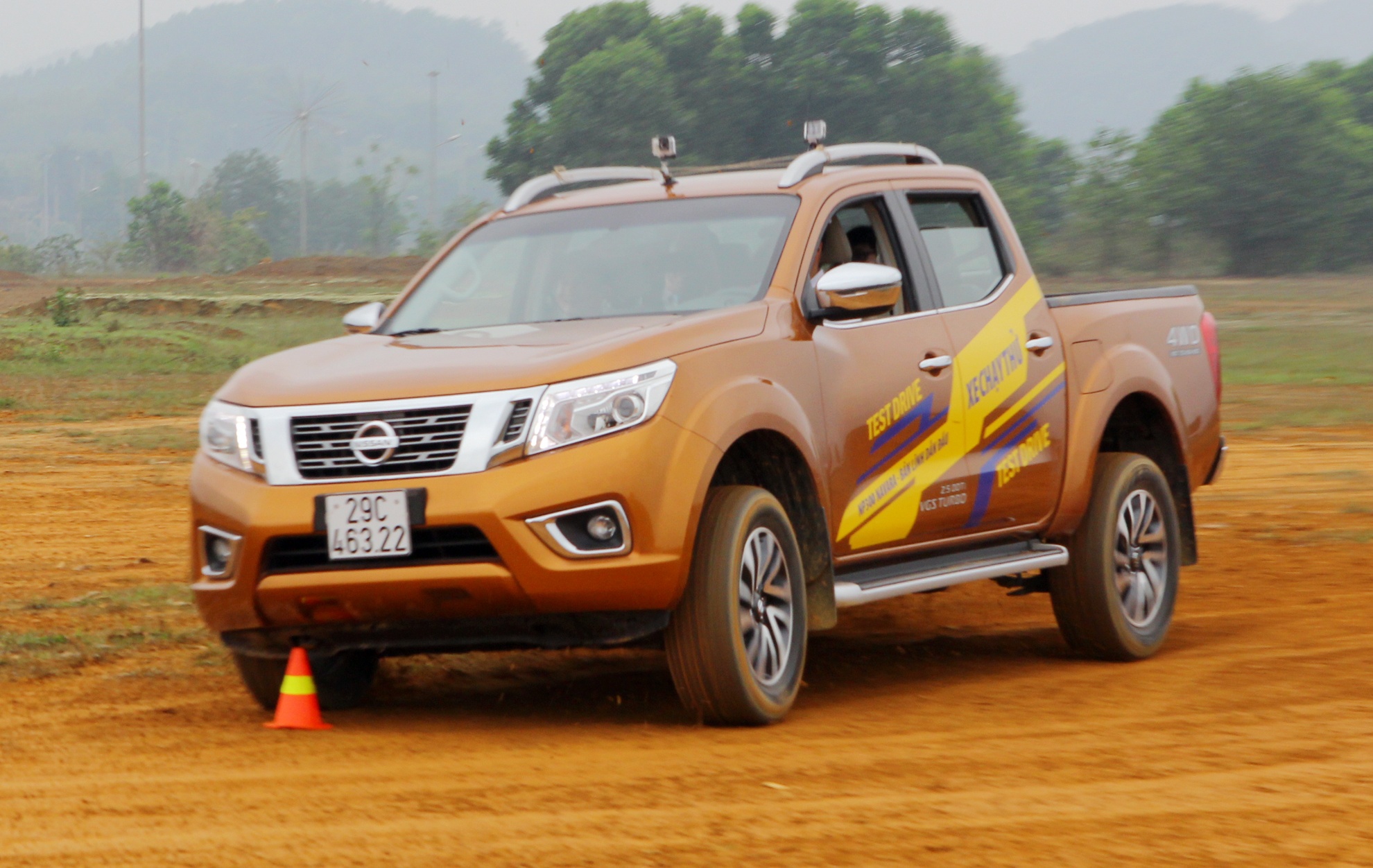 Thu leo doc, do deo voi Nissan Navara 2015 o Dong Mo hinh anh