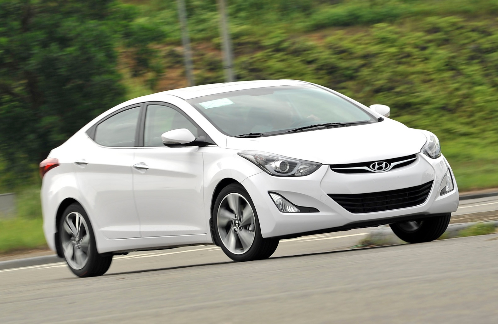 Hyundai Elantra có mức giảm giá khoảng 30 triệu đồng.