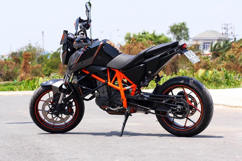 KTM 690 Duke tan trang phong cach the thao o Sai Gon hinh anh