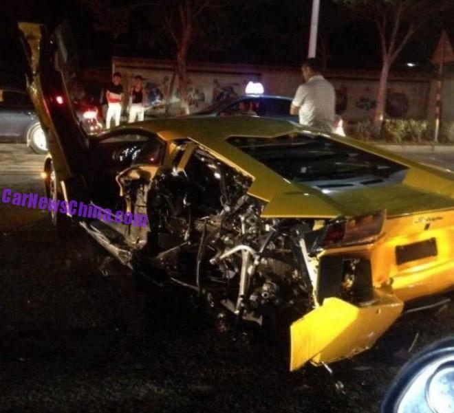 Volkswagen Magotan dam ngang hong Lamborghini Aventador hinh anh