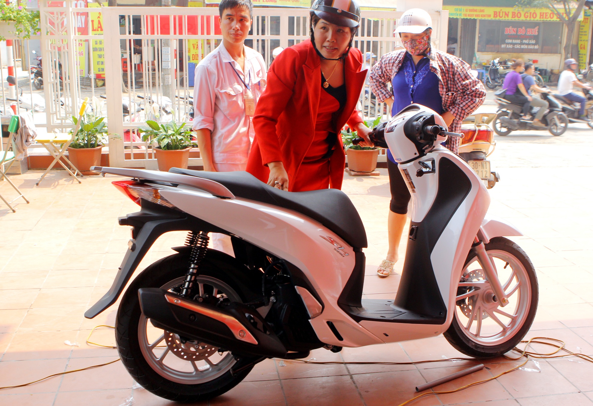 Honda SH 125i tang gia hon 5 trieu dong hinh anh