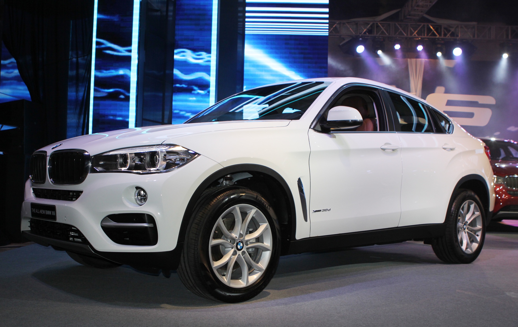BMW X6 the he 2 ra mat o VN voi gia gan 3,4 ty dong hinh anh