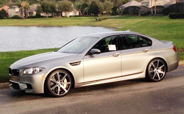 BMW M5 hang doc chay luot gia ngang sieu xe hinh anh