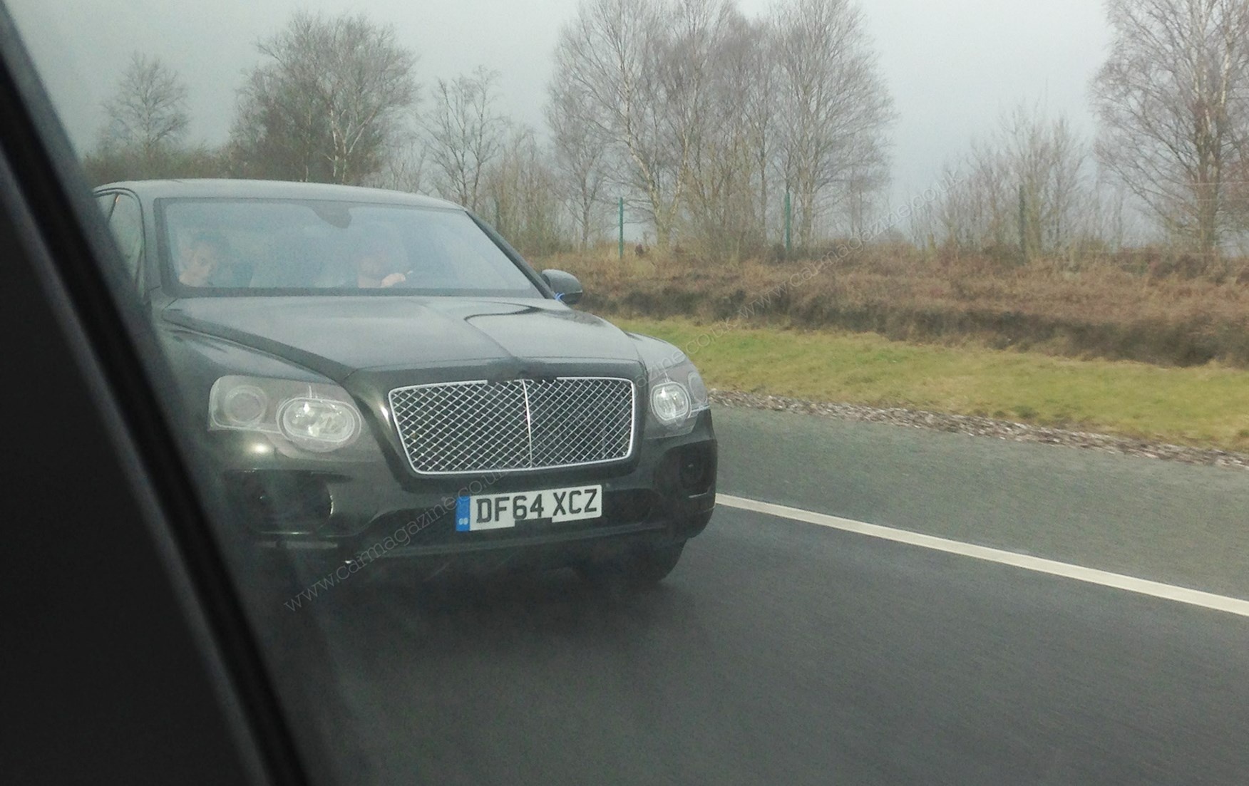 Xe SUV cua Bentley lan dau lo anh thuc te hinh anh