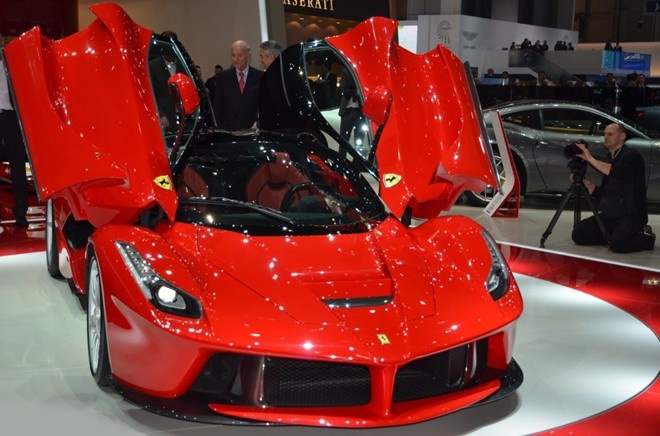 Man drift voi Ferrari LaFerrari trong nha de may bay hinh anh