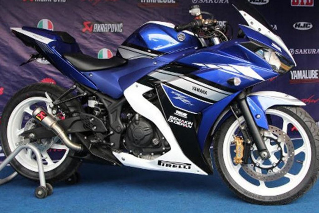 Yamaha R25 voi ong xa xe dua ra mat o Indonesia hinh anh