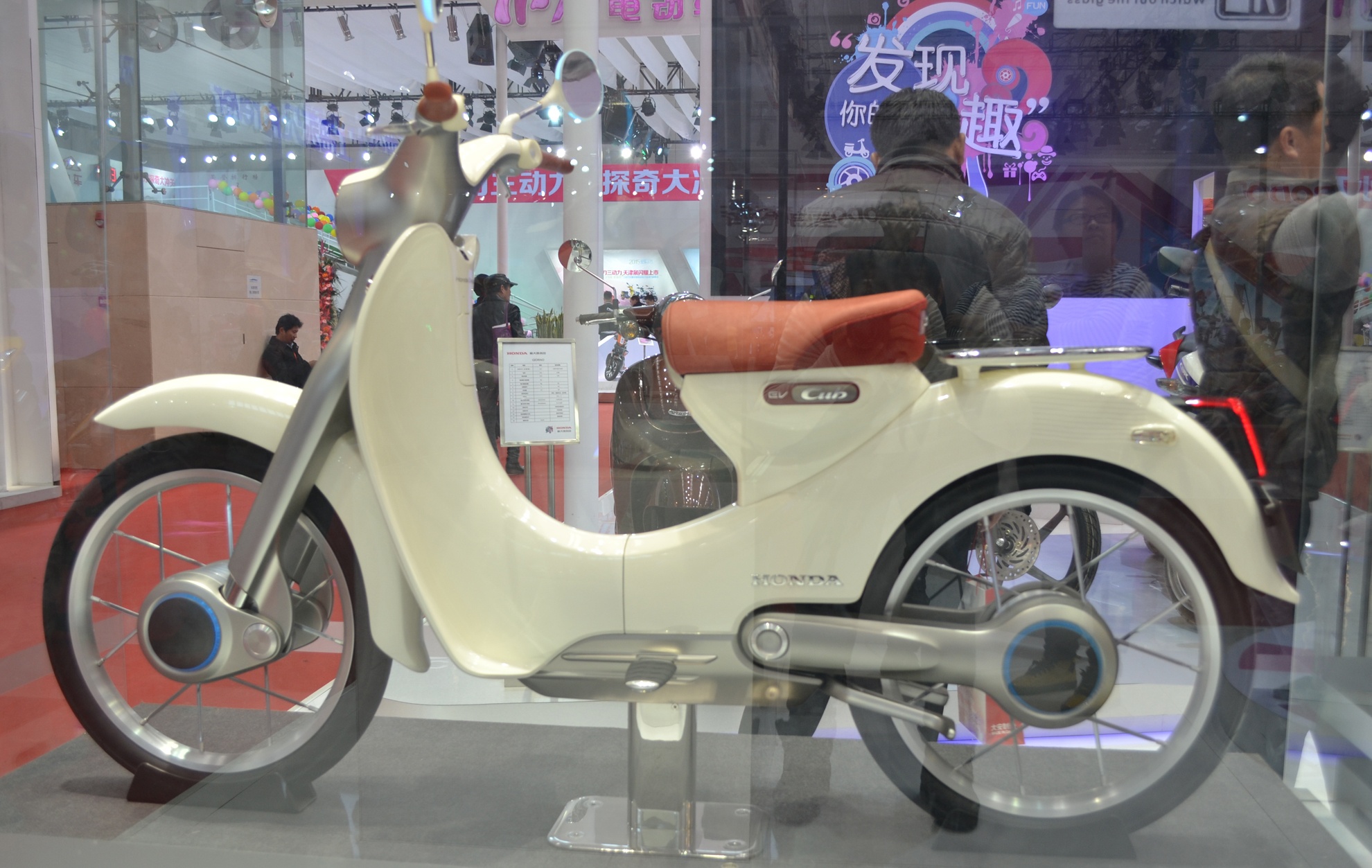 Honda trinh lang Super Cub phien ban chay dien hinh anh