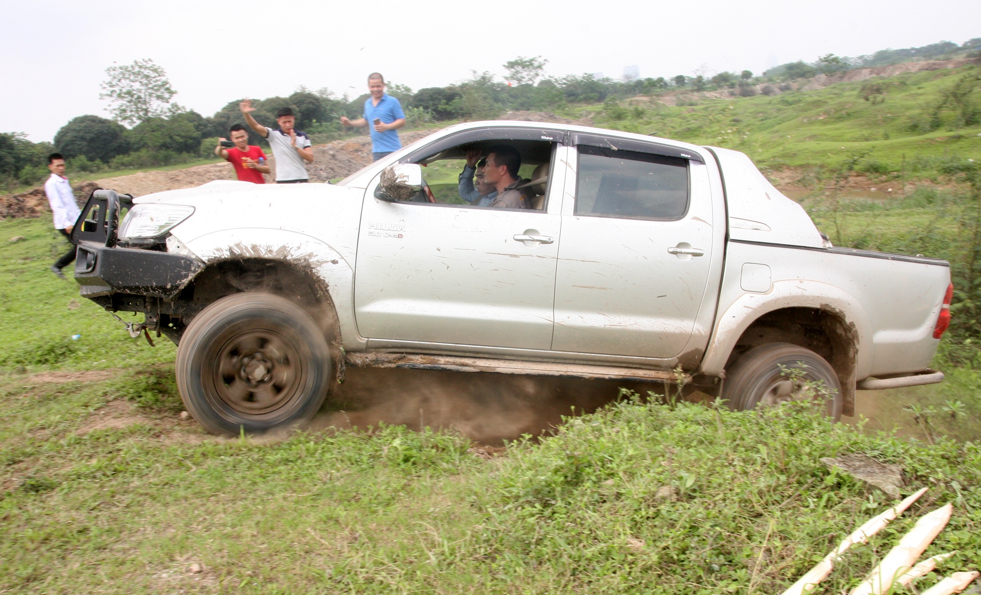 Dan choi ban tai o mien Bac tro tai off-road hinh anh