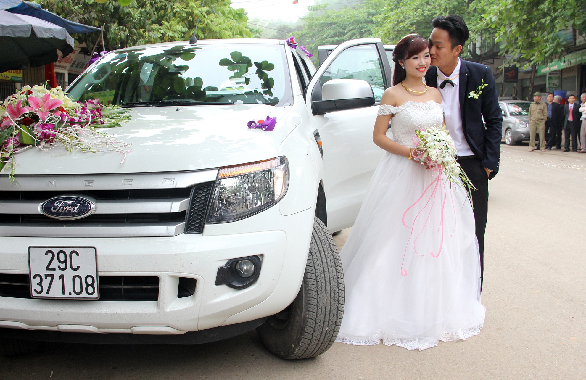 Sáng 9/4, 18 chiếc xe bán tải Ford Ranger thực hiện hành trình đón dâu từ Sơn Tây (Hà Nội) đến thành phố Hòa Bình. Chú rể Phùng Văn Thắng sinh năm 1990. Anh là thành viên một câu lạc bộ xe bán tải ở Hà Nội.