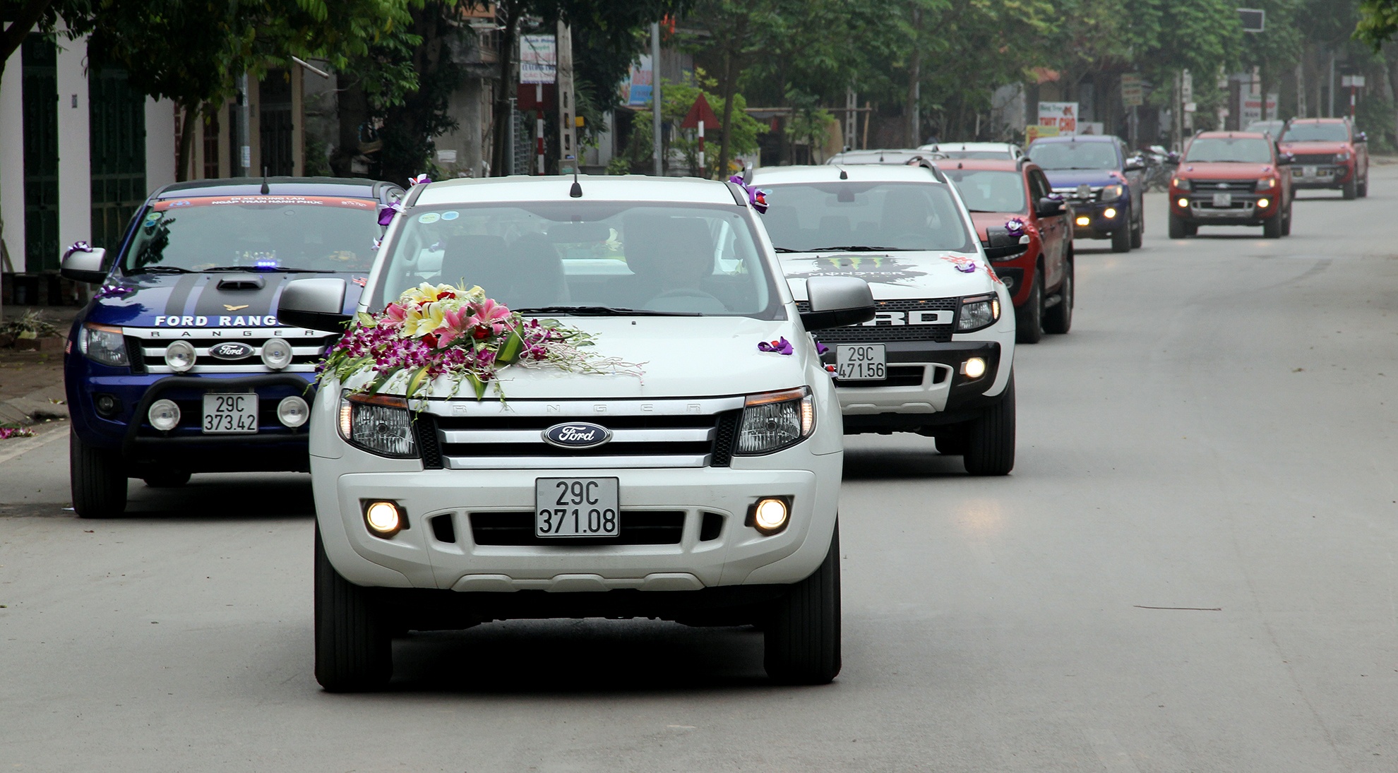 Hoàn tất quá trình xin dâu, xe hoa của chú rể được dàn bán tải hộ tống trở về. 