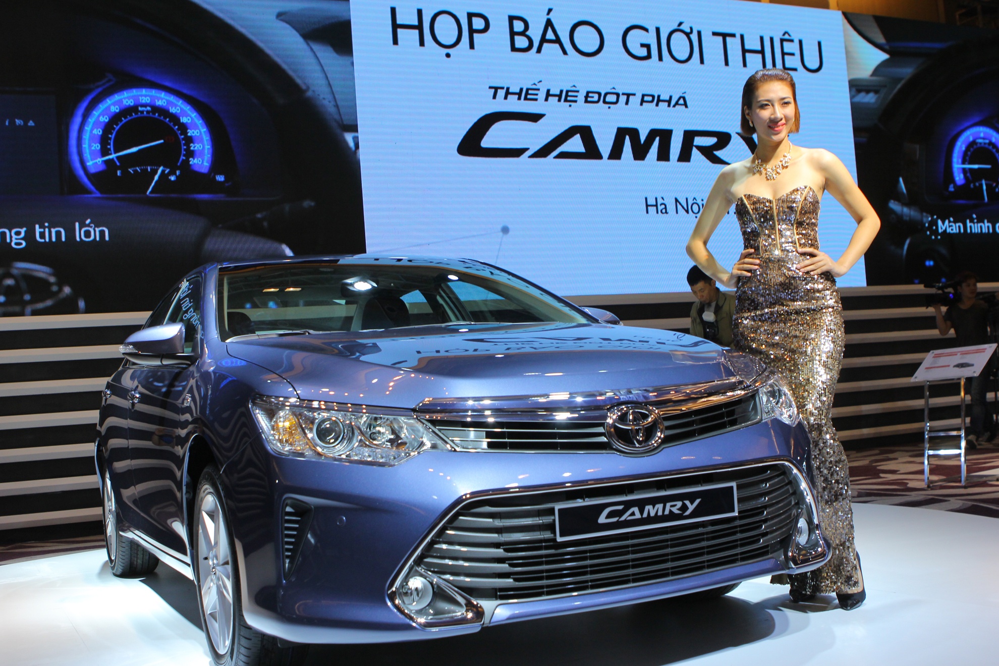 Anh thuc te Toyota Camry 2015 mau xanh ghi vua ra mat hinh anh
