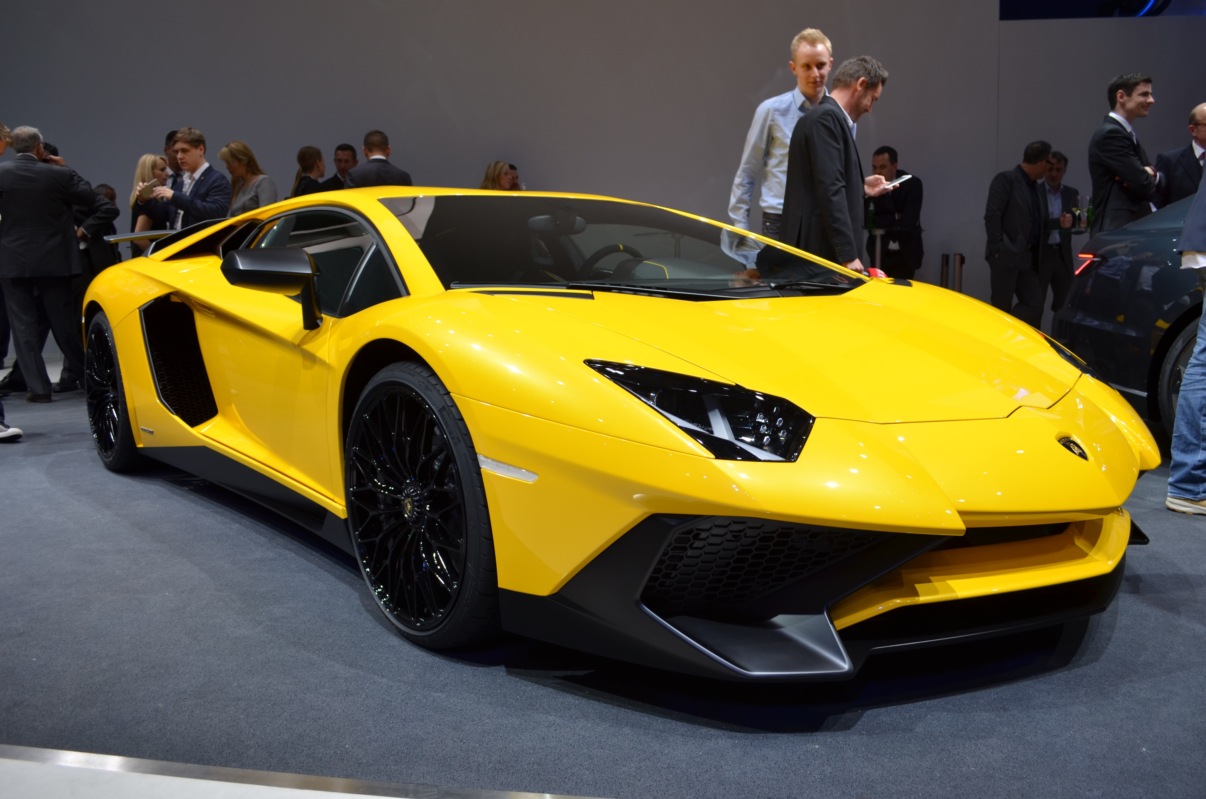 Chi co 600 chiec Lamborghini Aventador SV hinh anh
