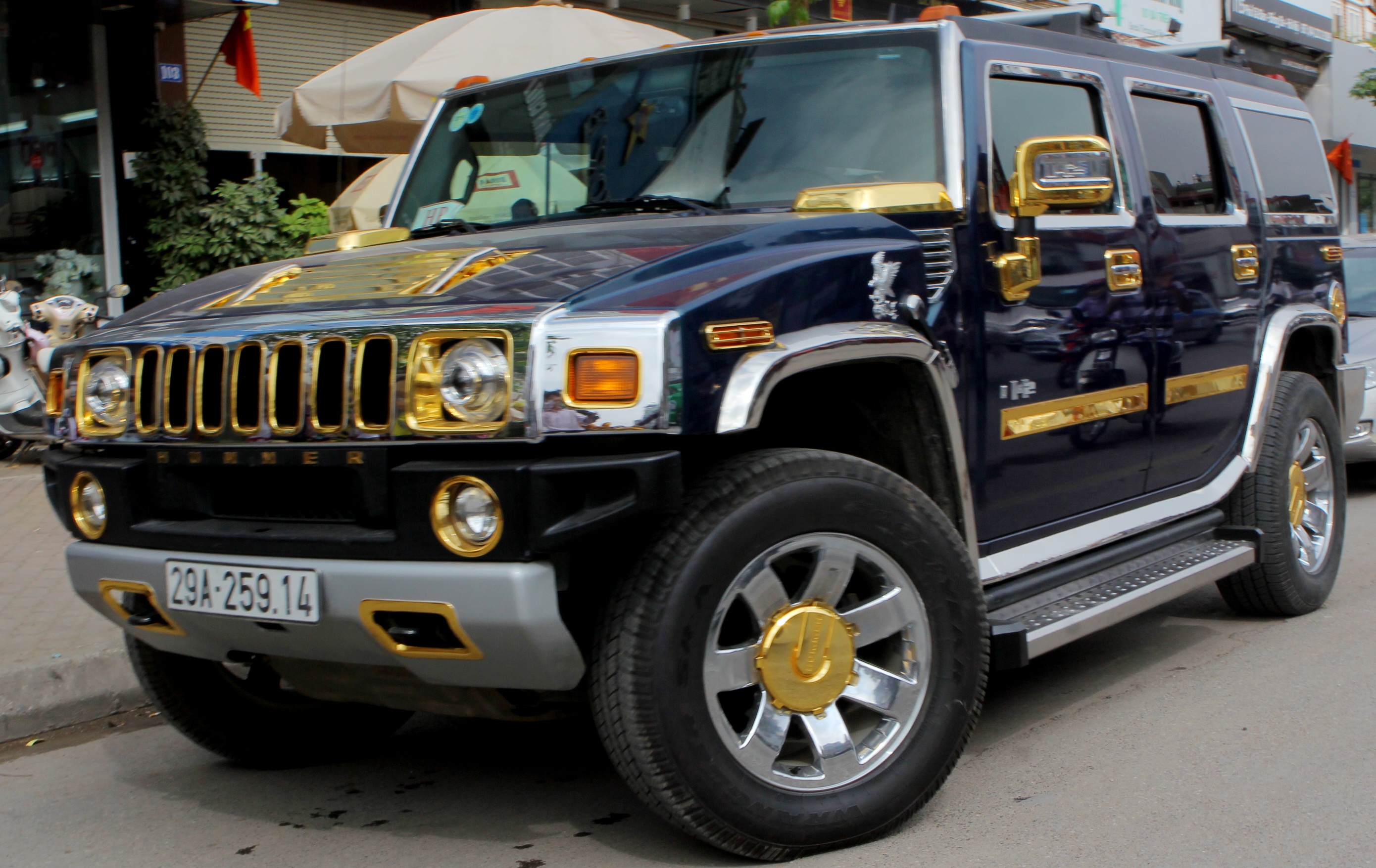 Can canh Phantom va Hummer H2 ma vang o Ha Noi hinh anh