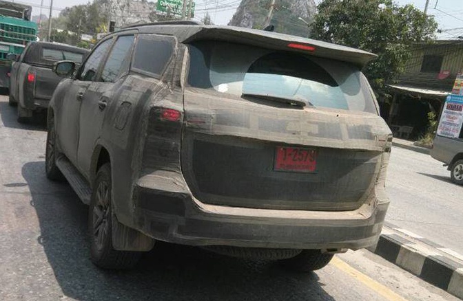 Toyota Fortuner 2016 chay thu tren duong pho Thai Lan hinh anh