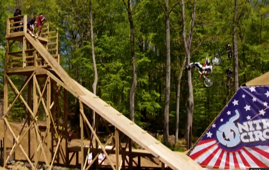 Lon 3 vong tren khong voi moto dau tien tren the gioi hinh anh