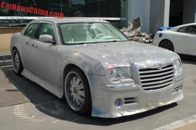 Phien ban do Chrysler 300C dinh nhua deo lap lanh hinh anh