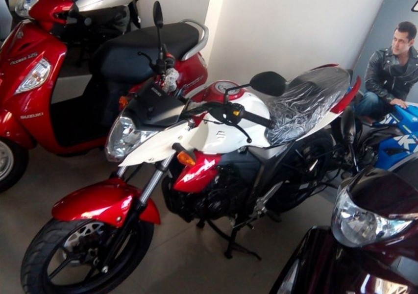 Suzuki Gixxer them mau moi, gia hon 1.300 USD hinh anh