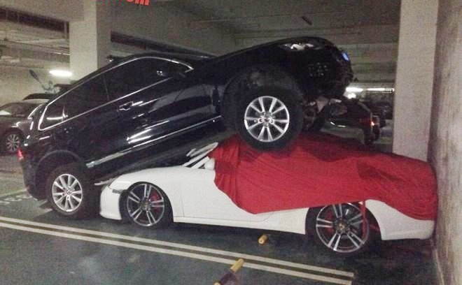 Nham chan ga, Volkswagen Touareg treo len dau Porsche 911 hinh anh