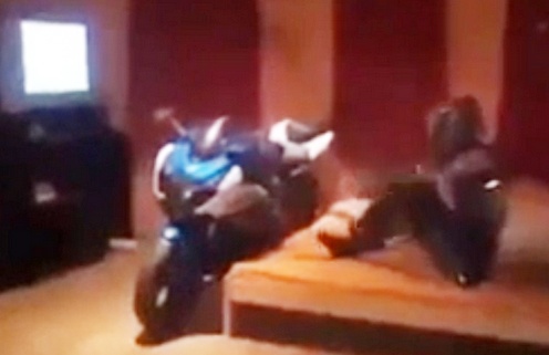 Biker de moto canh giuong ngu hinh anh