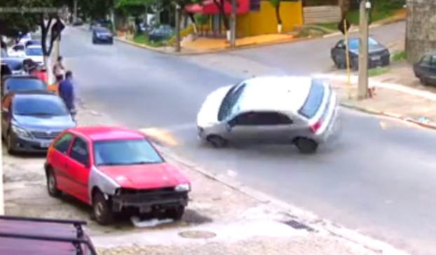 Lat xe vi drift qua con luon ham toc do giua duong hinh anh