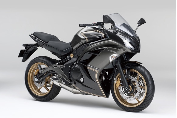 Kawasaki Ninja 400 ABS mau doc co gia hon 6.000 USD hinh anh