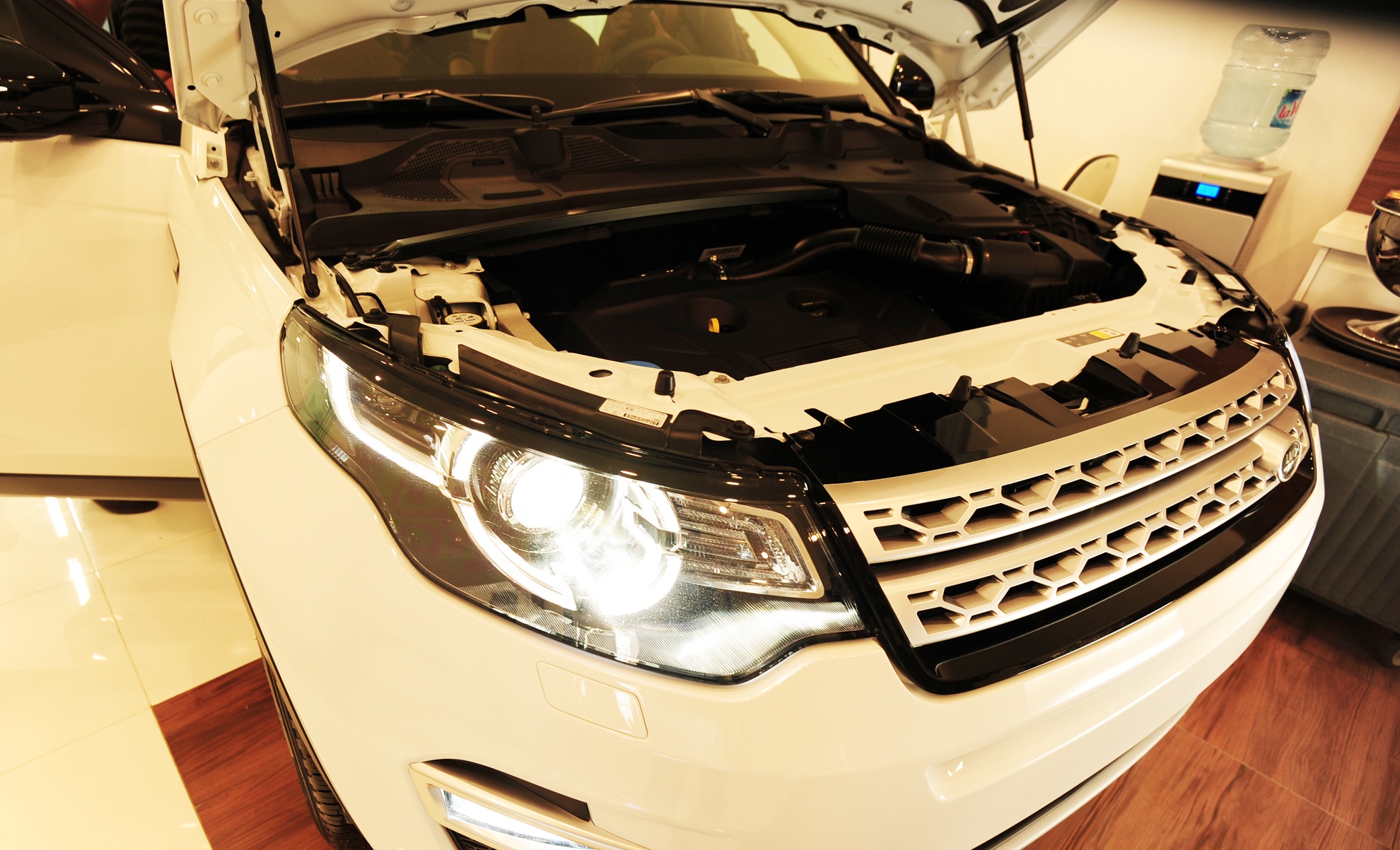 Land Rover Discovery Sport 2015 dành cho thị trường Việt Nam được trang bị động cơ xăng tăng áp, dung tích 2.0 lít tương tự Range Rover Evoque. Động cơ sản sinh công suất tối đa 240 mã lực và mô-men xoắn cực đại 340 Nm. Sức mạnh được truyền tới 4 bánh thông qua hộp số tự động 9 cấp.