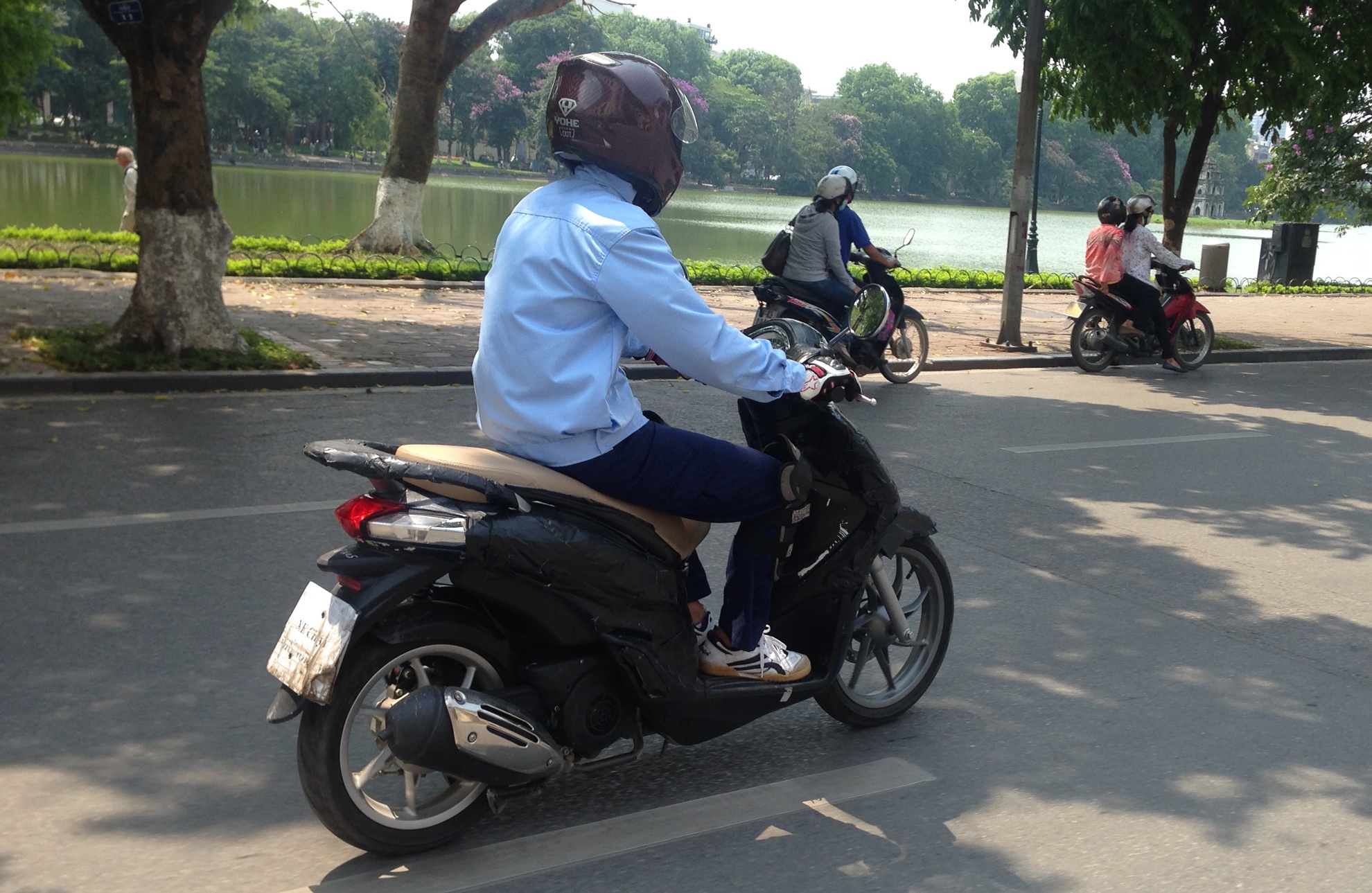 Piaggio thu xe tay ga moi tren pho Ha Noi hinh anh