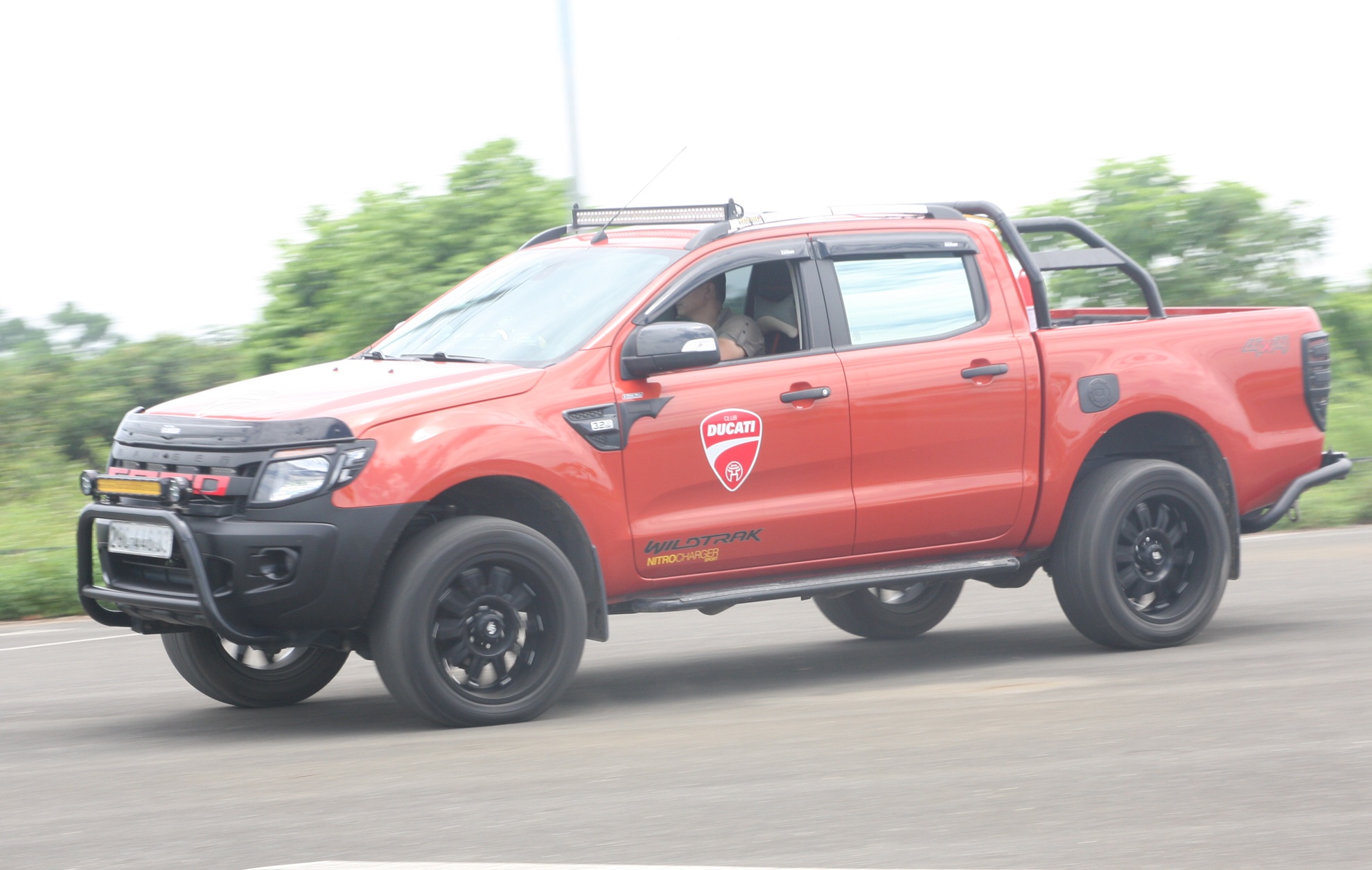 Dan choi ban tai thu giam xoc cho Ford Ranger hinh anh
