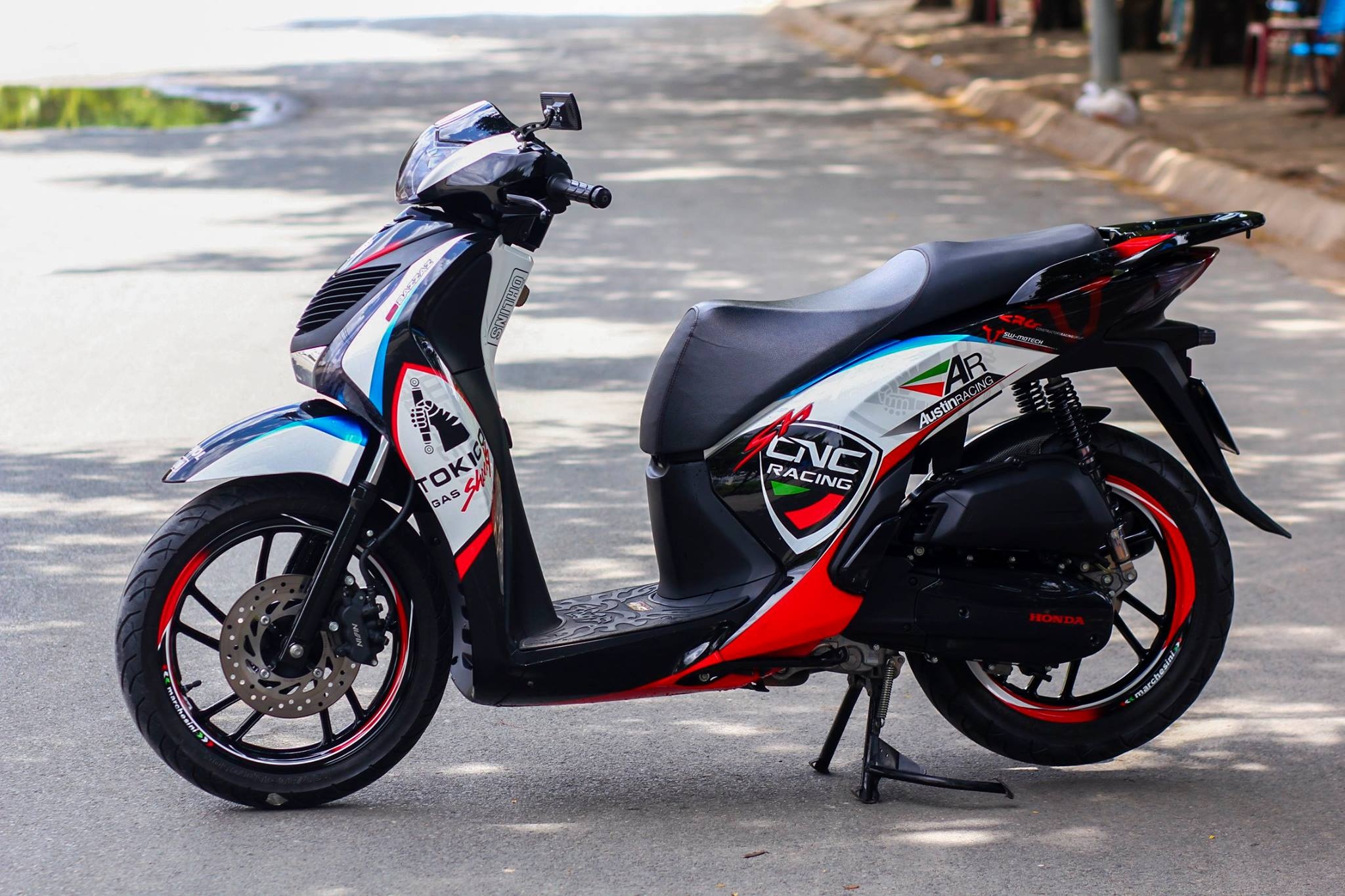 Honda SH 2013 lot xac voi loat tem bat mat hinh anh