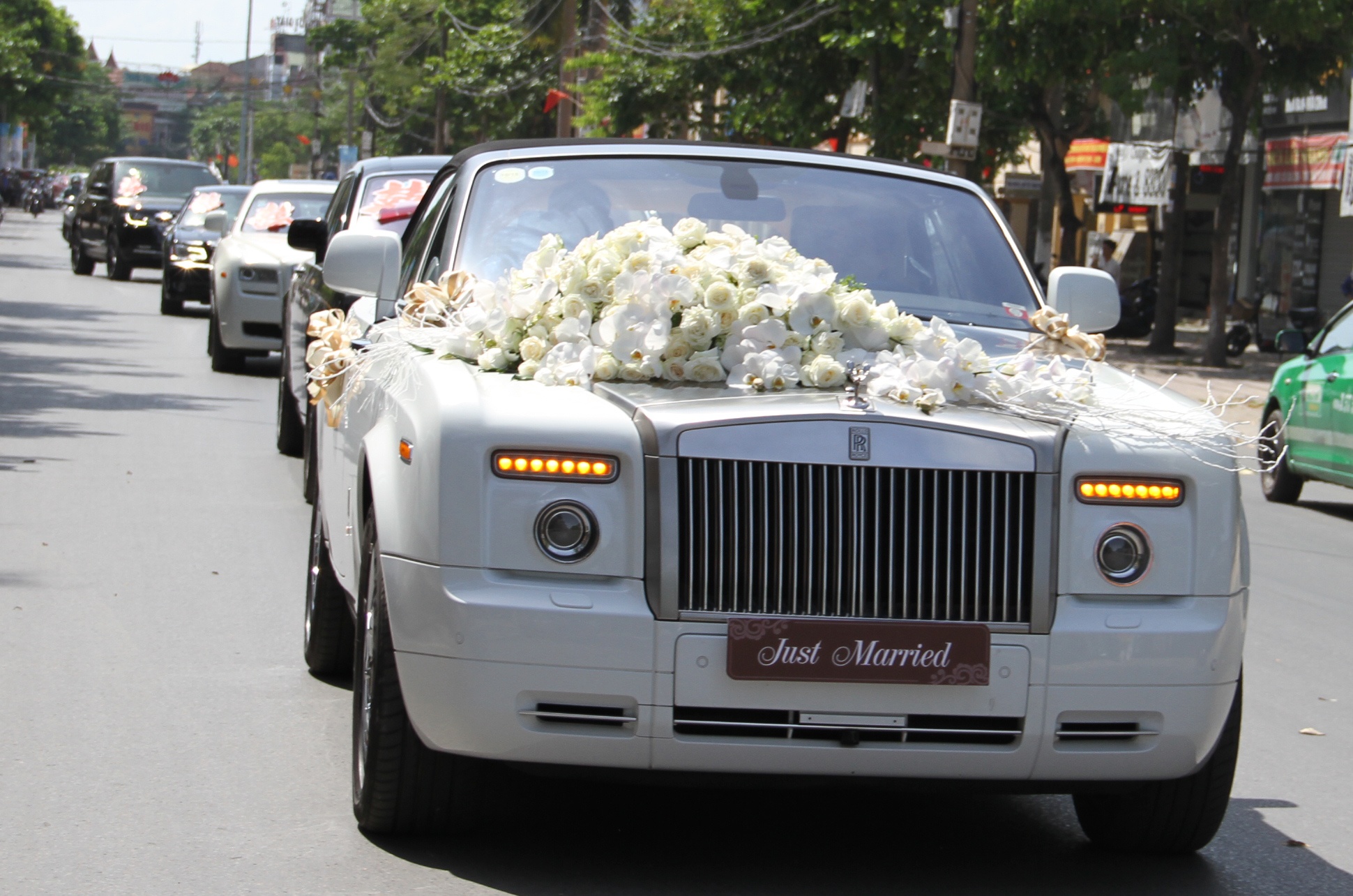 Rolls-Royce sieu sang va moto 3 banh di ruoc dau o Nghe An hinh anh