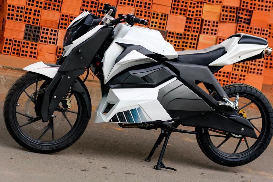 Honda Win 100 khoac dan ao doc dao o Sai Gon hinh anh