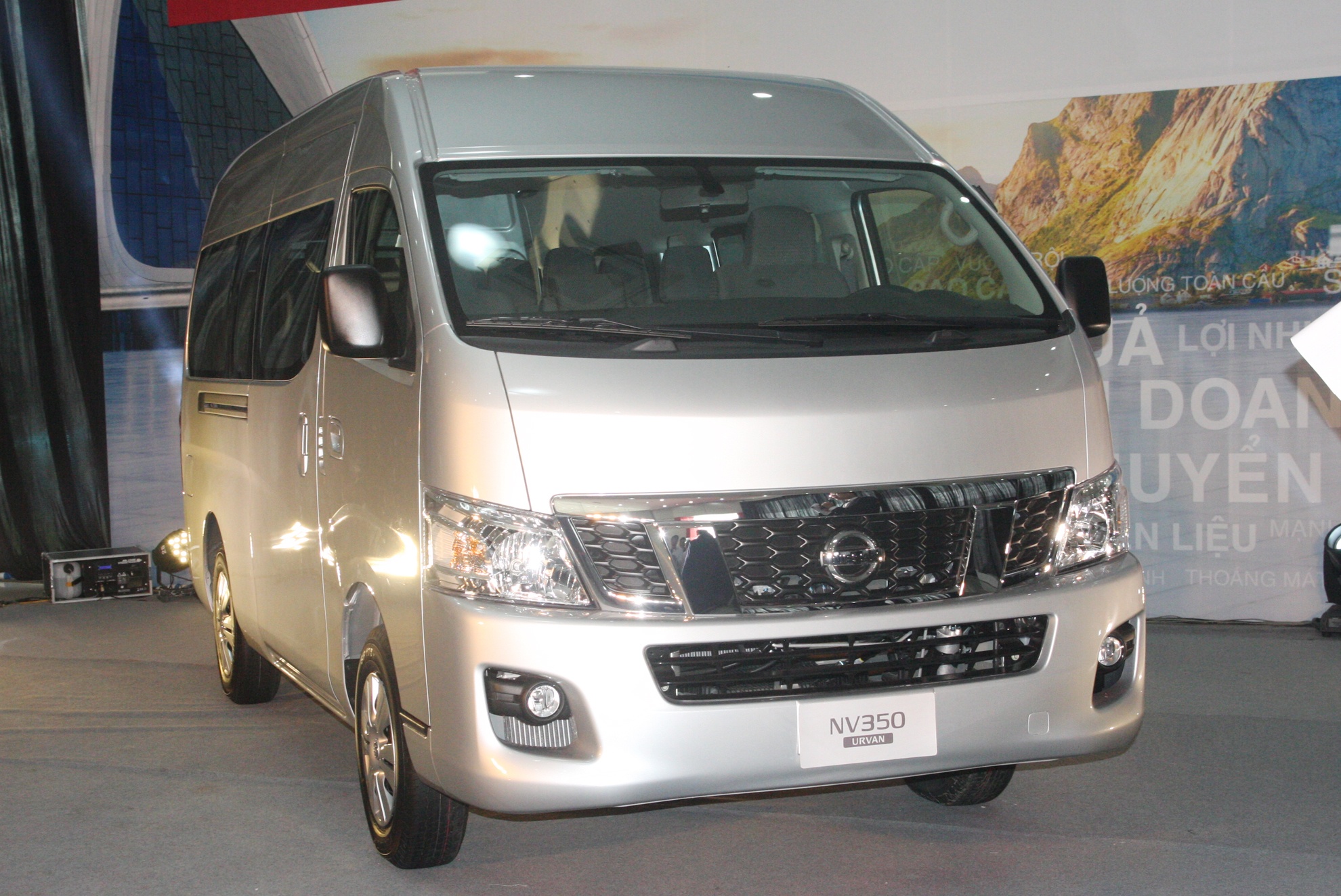 Nissan NV350 Urvan gia gan 1,2 ty dong o Viet Nam hinh anh