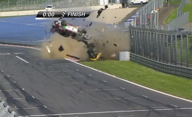 Va cham Sin R1, Aston Martin Vantage bay len khong trung hinh anh